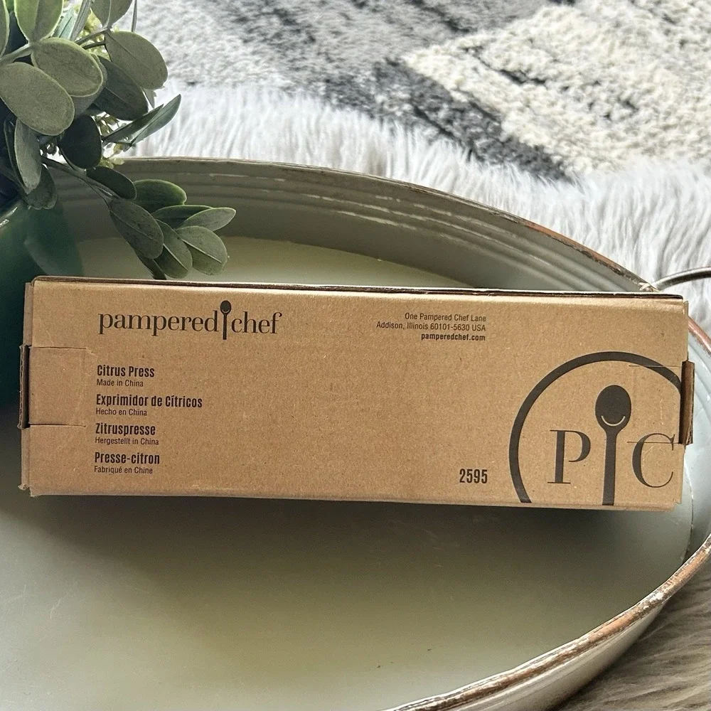 Pampered Chef Citrus Press, Coated Aluminum, 9 in White #2595 NIB